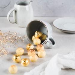 Verpackung mit essbarem Blattgold. Enthält zwei Blätter für Dekoration von Pralinen und Desserts.
