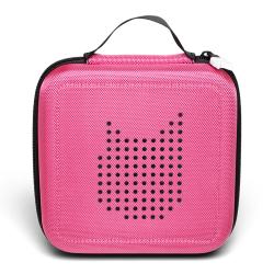 pinkfarbene Tasche mit Reißverschluss. Auf der Vorderseite ein schwarzes, durchlöchertes Katzenmotiv. Handgriff oben.