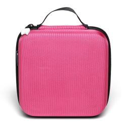 pinkfarbene Tasche mit Reißverschluss. Auf der Vorderseite ein schwarzes, durchlöchertes Katzenmotiv. Handgriff oben.