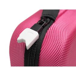 pinkfarbene Tasche mit Reißverschluss. Auf der Vorderseite ein schwarzes, durchlöchertes Katzenmotiv. Handgriff oben.