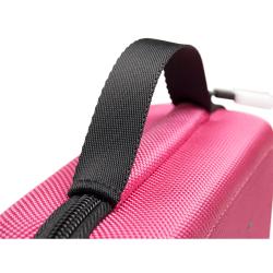 pinkfarbene Tasche mit Reißverschluss. Auf der Vorderseite ein schwarzes, durchlöchertes Katzenmotiv. Handgriff oben.