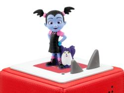 Figur von Vampirina mit blauer Haut und Zöpfen. Begleitet von einem kleinen, weißen Hund.