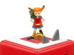 Figur von Pippi Langstrumpf mit Zöpfen und einem Affen. Rotes Kleid, blaue Bluse, gelbe Tasche. Hintergrund: Buchcover mit Titel 'Pippi Langstrumpf' und Illustrationen.