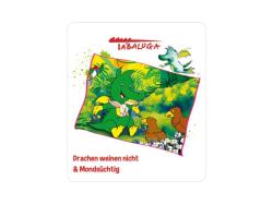 Grüner Drache mit einem kleinen Hasen in den Händen. Im Hintergrund eine bunte Buchillustration.