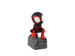 Figur von Spider-Man in schwarzem und rotem Anzug, sitzt auf einem grauen Felsen. Im Hintergrund ein Buchcover mit dem Titel 'Marvel Spidey Super-Freunde'.