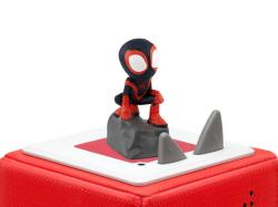 Figur von Spider-Man in schwarzem und rotem Anzug, sitzt auf einem grauen Felsen. Im Hintergrund ein Buchcover mit dem Titel 'Marvel Spidey Super-Freunde'.