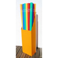 Bunte Schaumstoffrollen in einer orangefarbenen Box. Die Farben sind blau, rot, grün, gelb und orange.