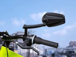 Schwarzer Motorradspiegel mit einem langen Arm. Der Spiegel ist rechteckig und hat eine klare Oberfläche.