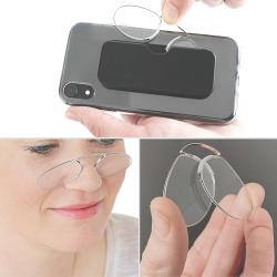 Schwarze Lesebrille in einer kompakten Hülle. Hülle hat eine glatte Oberfläche. Auf der Verpackung sind Hinweise in Gelb und Blau.