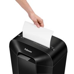 Schredder von Fellowes. Eine Hand führt ein Blatt Papier in den Schredder.