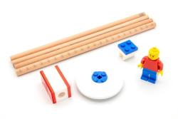 LEGO Schreibset mit Bleistiften, Radiergummi und LEGO Figur. Verpackung in gelb und grau.