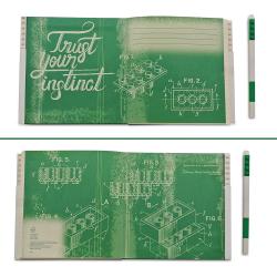 Grünes Notizbuch mit LEGO-Logo auf dem Cover. Enthält einen grünen Stift, der wie LEGO-Steine aussieht.