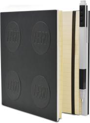 schwarzes Notizbuch mit LEGO-Logo auf der Vorderseite. Innenliegendes, liniertes Papier. Stift in der Nähe, mit LEGO-Elementen.