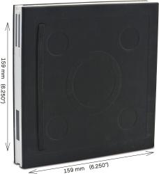 schwarzes Notizbuch mit LEGO-Logo auf der Vorderseite. Innenliegendes, liniertes Papier. Stift in der Nähe, mit LEGO-Elementen.