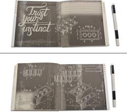 schwarzes Notizbuch mit LEGO-Logo auf der Vorderseite. Innenliegendes, liniertes Papier. Stift in der Nähe, mit LEGO-Elementen.