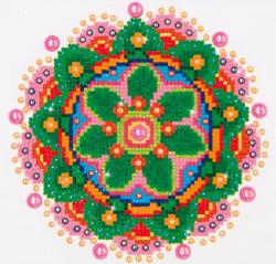 Bastelset für ein Mandala mit bunten Diamanten. Enthält verschiedene Farben und Formen.