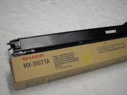 Schwarzer Toner für Drucker in einer braunen Verpackung. Auf der Box steht die Modellnummer MX-31GTYA.