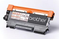 Schwarze Druckerpatrone mit orangefarbenem oberen Teil. Auf der Seite sind Warnhinweise und das Logo 'Brother' sichtbar.