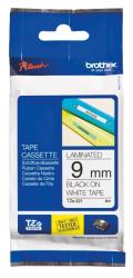 Schriftbandkassette in weißer Verpackung. Schwarz auf weißem Tape, 9 mm breit, 8 m lang.