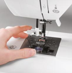 Nähmaschine in Weiß und Lila. Hat verschiedene Stichmuster und Bedienelemente.