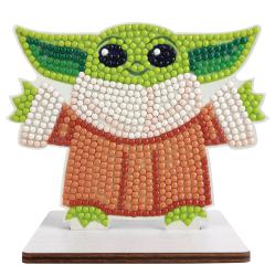 Bastelset für ein Diamond Painting mit einem grünen Charakter aus Star Wars. Der Charakter trägt einen orangefarbenen Umhang und hat große, runde Augen.