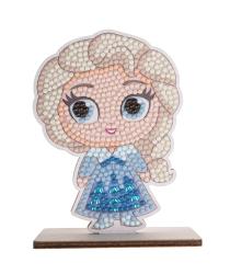 Produkt aus der Disney Frozen Reihe. Crystal Art Buddy mit einer Figur, die an eine blonde Frau in einem blauen Kleid erinnert. Bunte, glitzernde Steine zur Dekoration. Geeignet für Kinder ab 6 Jahren.