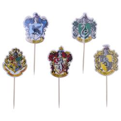 Fünf Wappen auf Spießen. Farben: Blau, Rot, Grün, Gelb. Wappen für die Häuser: Ravenclaw, Gryffindor, Slytherin, Hufflepuff. Wappen mit Symbolen und Schriftzügen.