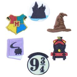 Packung mit essbaren Tortendekorationen im Harry Potter Design. Sechs verschiedene Motive, darunter Hogwarts-Logo und Zug.