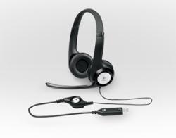 Schwarzes Headset mit einem Mikrofon. Verbindung über USB-Kabel.