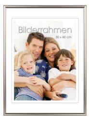 Familienfoto mit vier Personen. Lächelnde Gesichter, entspannte Atmosphäre.