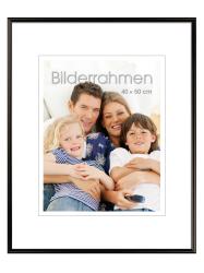 Familienfoto mit vier Personen, die zusammen auf einem Sofa sitzen. Lächelnde Gesichter, entspannte Atmosphäre.
