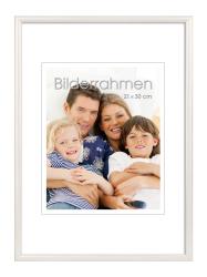 Familienfoto mit vier Personen. Lächelnde Gesichter, entspannte Pose auf einer Couch.
