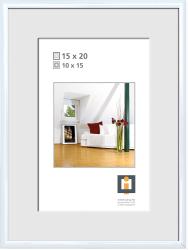 Weißer Bilderrahmen mit Platz für zwei Fotos. Ein modernes Wohnzimmer mit Sofa und Blumen.