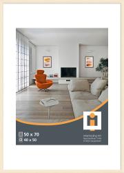 Helles Wohnzimmer mit einem orangefarbenen Sessel. Ein kleiner Tisch mit einem Buch und einer Brille.