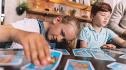 Spielkarten-Set mit Paw Patrol Motiven. Verpackung in Blau. Enthält Quartett, Mau Mau, Schnipp Schnapp und Memo. Geeignet für 2-4 Spieler ab 4 Jahren.