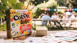 Spielverpackung für Color Addict. Bunte Farben und Karten mit Farbnamen.