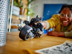 LEGO® Batman™ Baufigur mit dem Batpod 713 Teile 76273