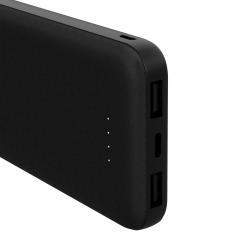 Schwarze Powerbank mit zwei USB-Anschlüssen und einem USB-C-Anschluss. Drei kleine LED-Anzeigen zur Akkuanzeige.