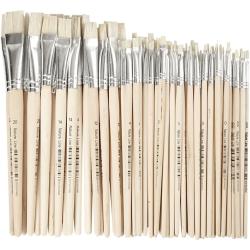 Set von Pinsel mit verschiedenen Größen. Die Griffe sind aus Holz und die Borsten sind hell.