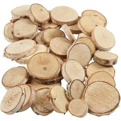 Holzscheiben in verschiedenen Größen. Natürliche Oberfläche, unregelmäßige Kanten.