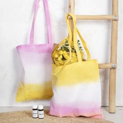 weiße Stofftasche mit langen Trägern. Schlicht und ohne Muster.
