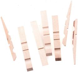 Holzstücke in verschiedenen Formen. Sie sind hell und glatt.