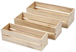 Drei rechteckige Holzkisten in verschiedenen Größen. Die Kisten sind unbemalt und haben eine natürliche Holzoberfläche.