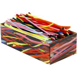 Kartonbox gefüllt mit bunten Bastel-Pfeifenreinigern. Verschiedene Farben und Längen sichtbar.