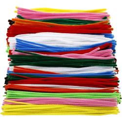 Kartonbox gefüllt mit bunten Bastel-Pfeifenreinigern. Verschiedene Farben und Längen sichtbar.