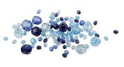 Eine Ansammlung von glitzernden Glasperlen in verschiedenen Blau- und Türkistönen. Die Perlen haben unterschiedliche Formen und Größen.