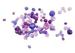 Bunte, facettierte Glasperlen in verschiedenen Lila- und Violetttönen. Die Perlen sind in unterschiedlichen Größen und Formen.