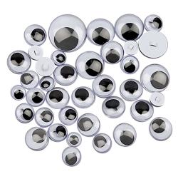 Eine Sammlung von Plastikaugen in verschiedenen Größen. Die Augen haben schwarze Pupillen und sind transparent.