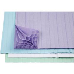 Bunte Papierbögen in verschiedenen Farben. Ein lila Bogen ist gefaltet und zeigt eine strukturierte Oberfläche.