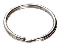 Metallischer Schlüsselring, offen und rund. Glänzende Oberfläche, einfaches Design.